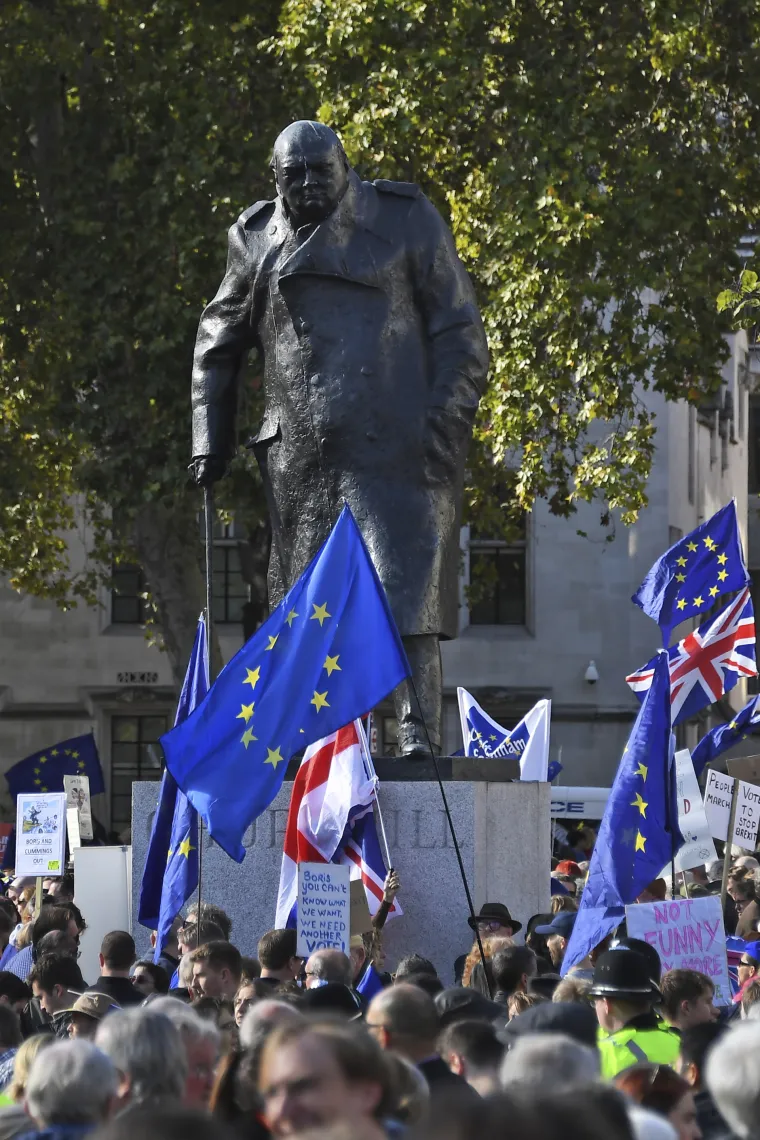 Čitav je London na nogama! Vi&scaron;e desetaka tisuća ljudi iza&scaron;lo na ulice, traže novi referendum i sve ih je vi&scaron;e!