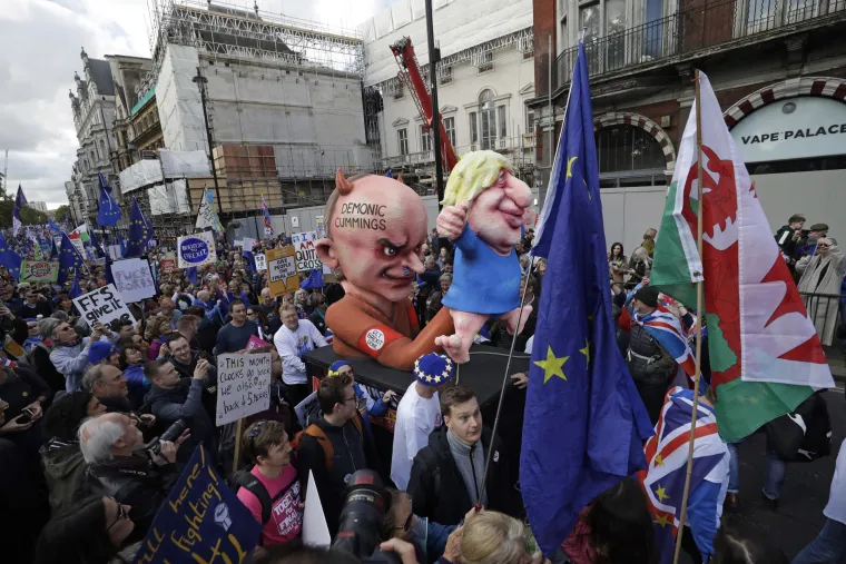 Čitav je London na nogama! Vi&scaron;e desetaka tisuća ljudi iza&scaron;lo na ulice, traže novi referendum i sve ih je vi&scaron;e!