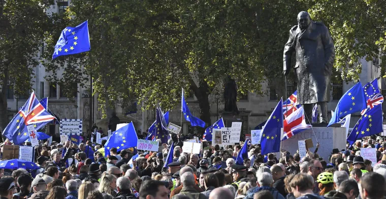 Čitav je London na nogama! Vi&scaron;e desetaka tisuća ljudi iza&scaron;lo na ulice, traže novi referendum i sve ih je vi&scaron;e!