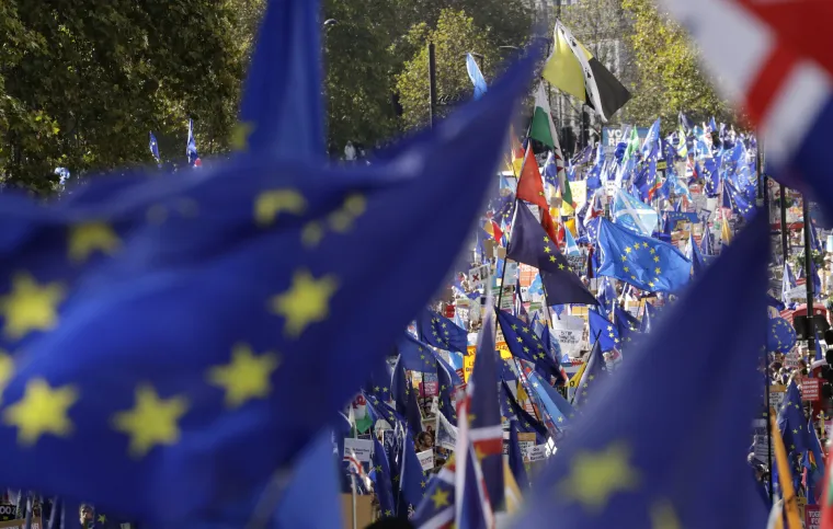 Čitav je London na nogama! Vi&scaron;e desetaka tisuća ljudi iza&scaron;lo na ulice, traže novi referendum i sve ih je vi&scaron;e!