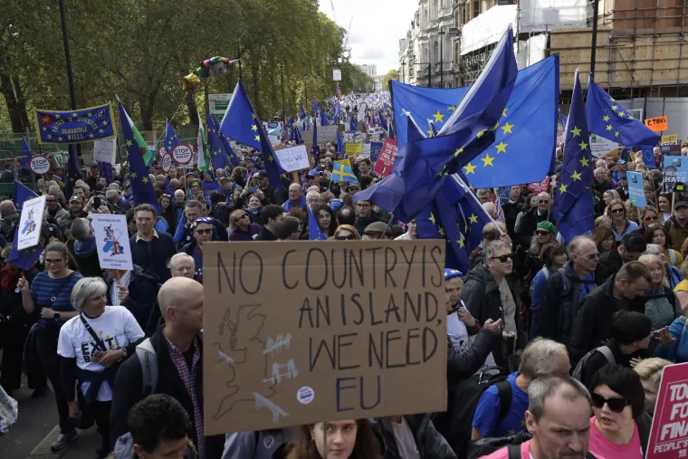 Čitav je London na nogama! Vi&scaron;e desetaka tisuća ljudi iza&scaron;lo na ulice, traže novi referendum i sve ih je vi&scaron;e!