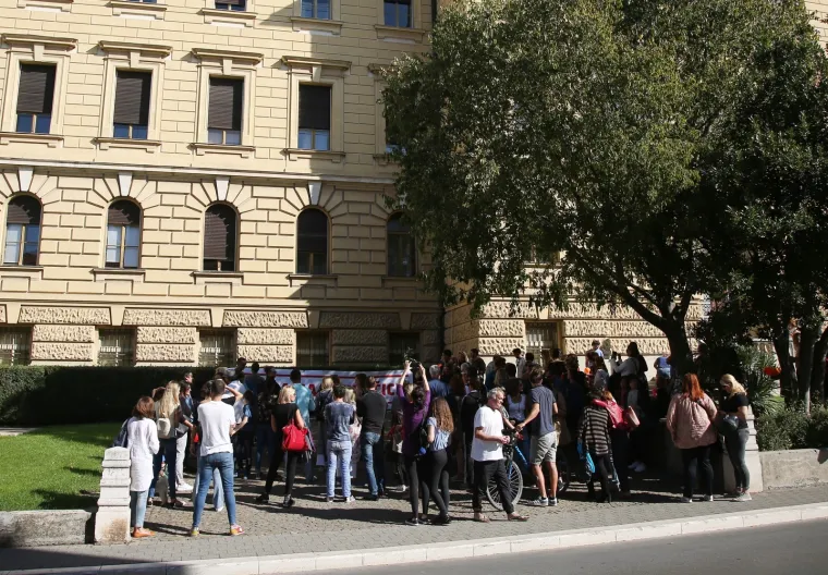 Prosvjed "Pravda za djevojčice" diljem Hrvatske: 'Imamo dru&scaron;tvo kao slučaj i zato ga moramo mijenjati'