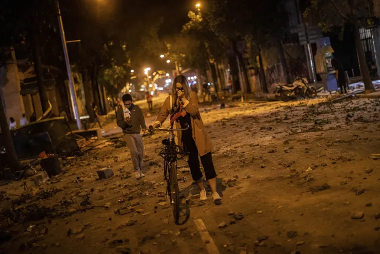 Šokantni prizori iz Barcelone: Barikade, zapaljeni kontejneri, porušene ograde, cigle, požari...