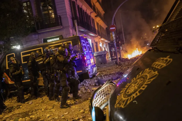 Šokantni prizori iz Barcelone: Barikade, zapaljeni kontejneri, porušene ograde, cigle, požari...