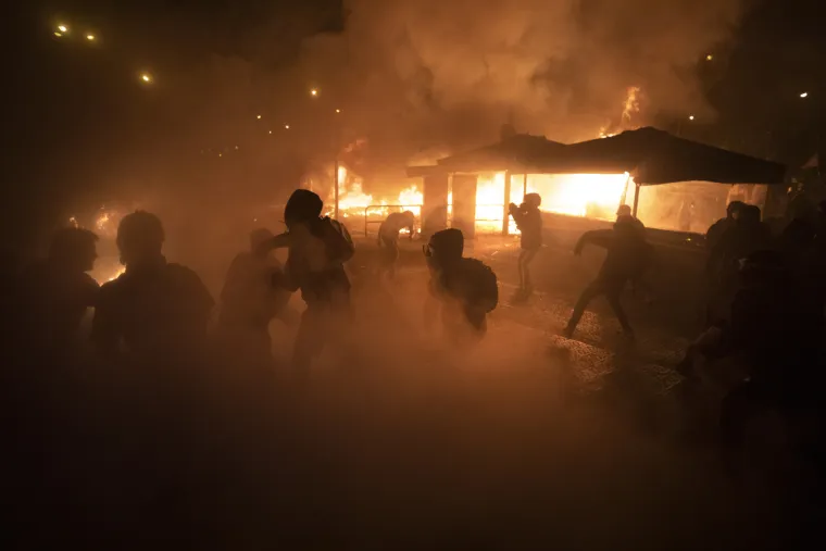 &Scaron;okantni prizori iz Barcelone: Barikade, zapaljeni kontejneri, poru&scaron;ene ograde, cigle, požari...