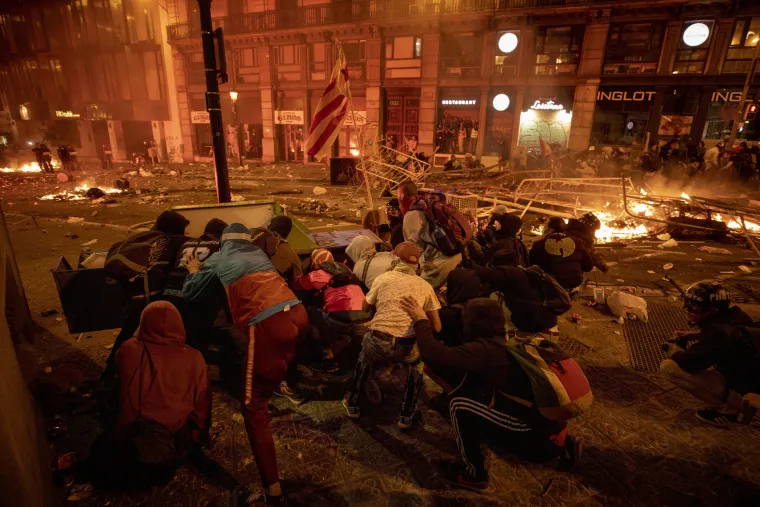 &Scaron;okantni prizori iz Barcelone: Barikade, zapaljeni kontejneri, poru&scaron;ene ograde, cigle, požari...