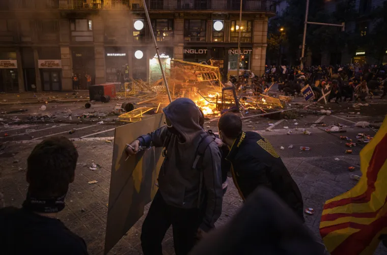 &Scaron;okantni prizori iz Barcelone: Barikade, zapaljeni kontejneri, poru&scaron;ene ograde, cigle, požari...