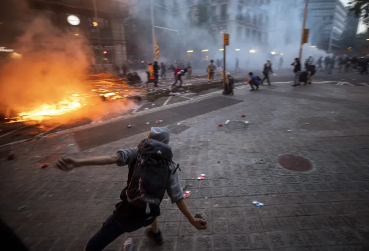 &Scaron;okantni prizori iz Barcelone: Barikade, zapaljeni kontejneri, poru&scaron;ene ograde, cigle, požari...