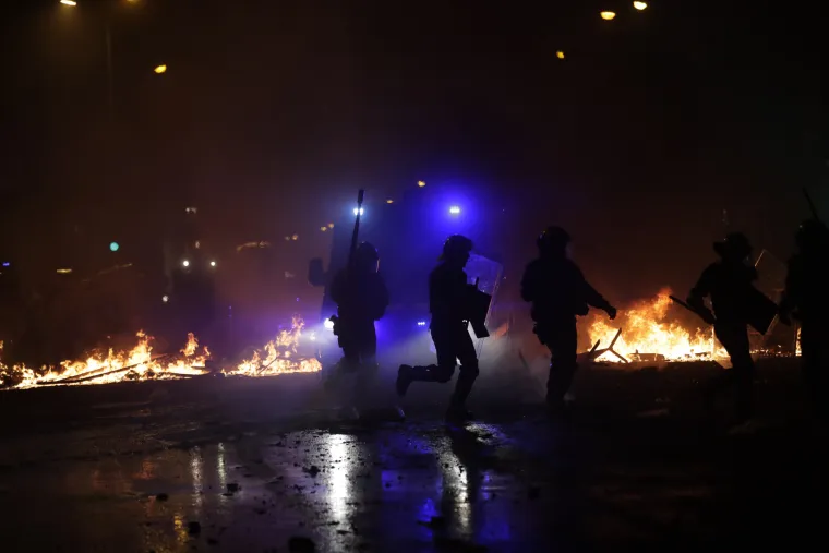 &Scaron;okantni prizori iz Barcelone: Barikade, zapaljeni kontejneri, poru&scaron;ene ograde, cigle, požari...