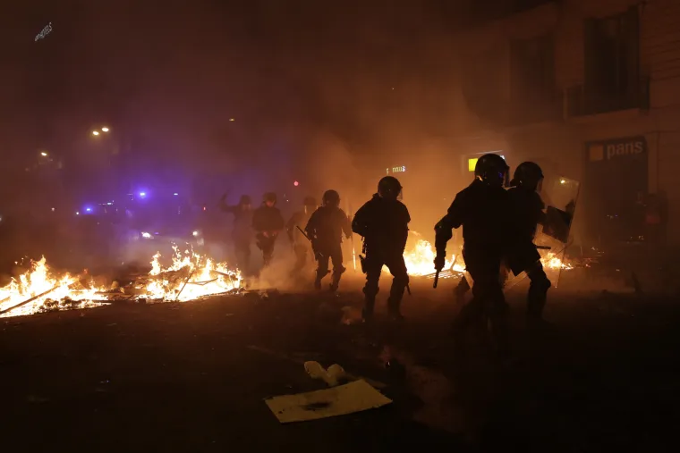 &Scaron;okantni prizori iz Barcelone: Barikade, zapaljeni kontejneri, poru&scaron;ene ograde, cigle, požari...