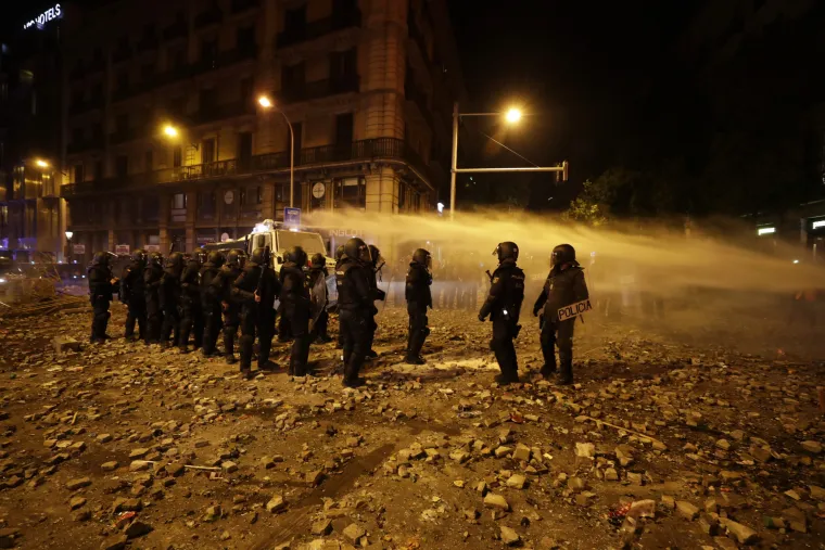 &Scaron;okantni prizori iz Barcelone: Barikade, zapaljeni kontejneri, poru&scaron;ene ograde, cigle, požari...