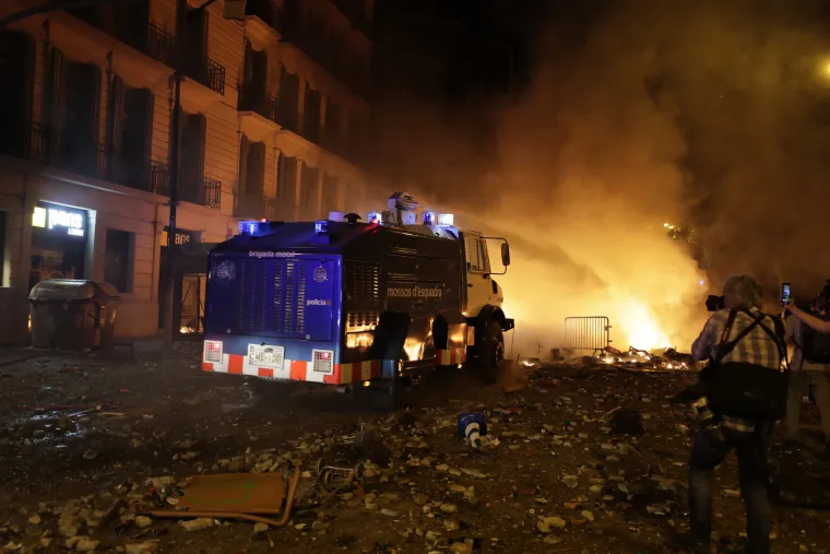 &Scaron;okantni prizori iz Barcelone: Barikade, zapaljeni kontejneri, poru&scaron;ene ograde, cigle, požari...