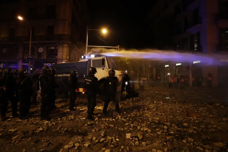&Scaron;okantni prizori iz Barcelone: Barikade, zapaljeni kontejneri, poru&scaron;ene ograde, cigle, požari...