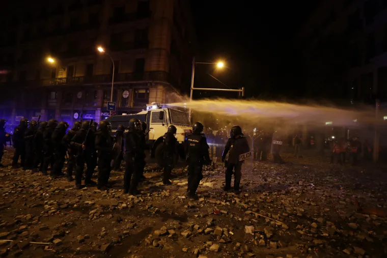 &Scaron;okantni prizori iz Barcelone: Barikade, zapaljeni kontejneri, poru&scaron;ene ograde, cigle, požari...