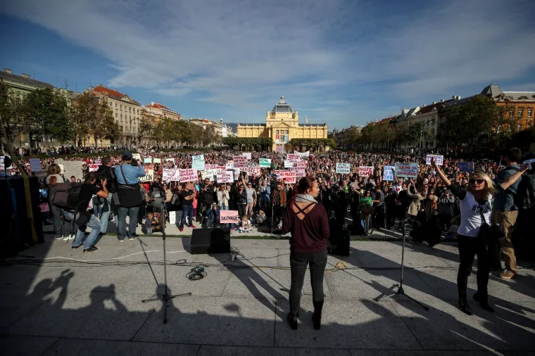 Na Trgu kralja Tomislava u Zagrebu održan je prosvjed "Pravda za djevojčice", u znak podrške žrtvama seksualnog nasilja.