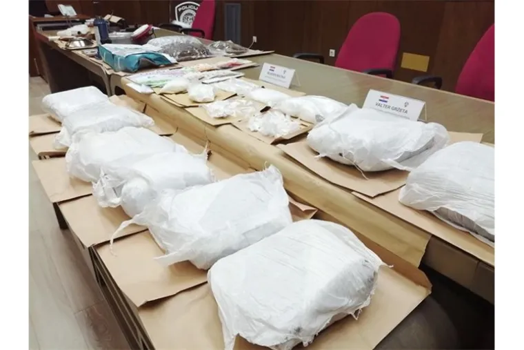 Velik 'ulov' istarske policije': Pronađeno 2,1 kg kokaina, 22 kg marihuane, 31.220 kuna, 41.215 eura...