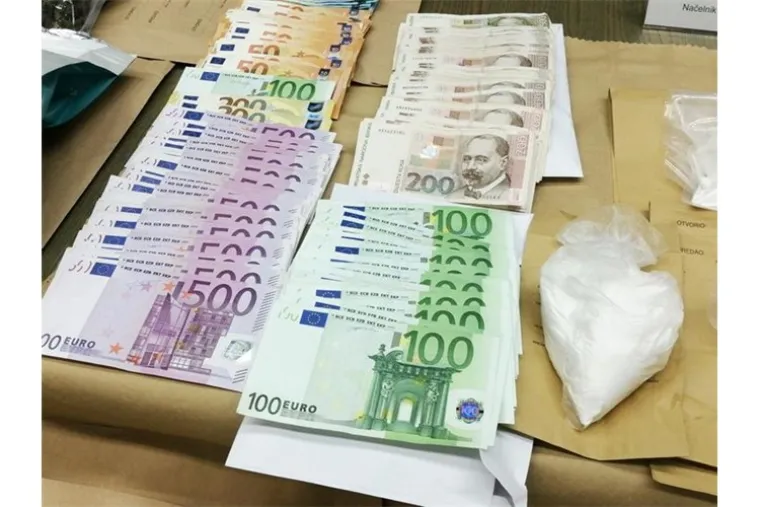 Velik 'ulov' istarske policije': Pronađeno 2,1 kg kokaina, 22 kg marihuane, 31.220 kuna, 41.215 eura...