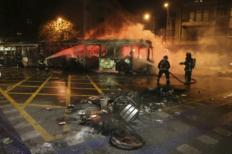 Prizori s čileanskih ulica svjedoče potpunom kaosu! Čitav grad je uni&scaron;ten, u požaru poginulo troje ljudi...