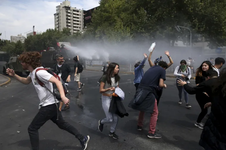 Prizori s čileanskih ulica svjedoče potpunom kaosu! Čitav grad je uni&scaron;ten, u požaru poginulo troje ljudi...