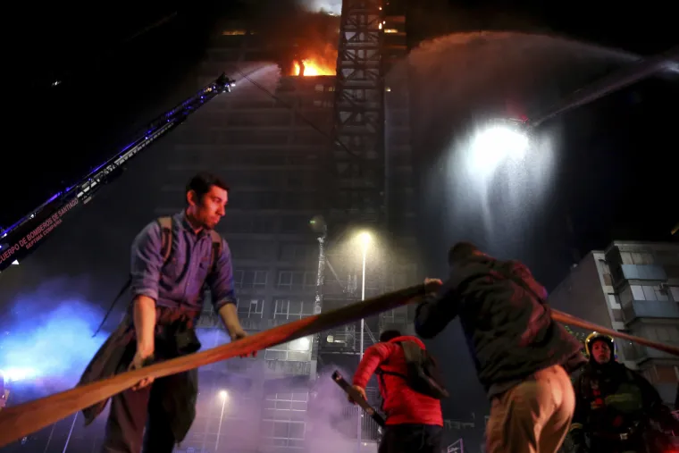 Prizori s čileanskih ulica svjedoče potpunom kaosu! Čitav grad je uni&scaron;ten, u požaru poginulo troje ljudi...