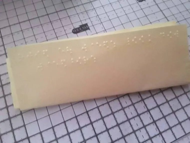 'Moja sestra je odlučila napraviti poticajne poruke za slijepe i slabovidne na brajlici. To je lijepo. No ovdje pi&scaron;e:  'Kad ki&scaron;i, stani i potraži dugu'