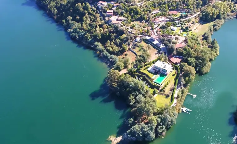 Zvijezda Juventusa Cristiano Ronaldo prodao je svoju megaluksuznu vilu svom bivšem suigraču u Realu i prijatelju Pepeu za 2,3 milijuna funti.
