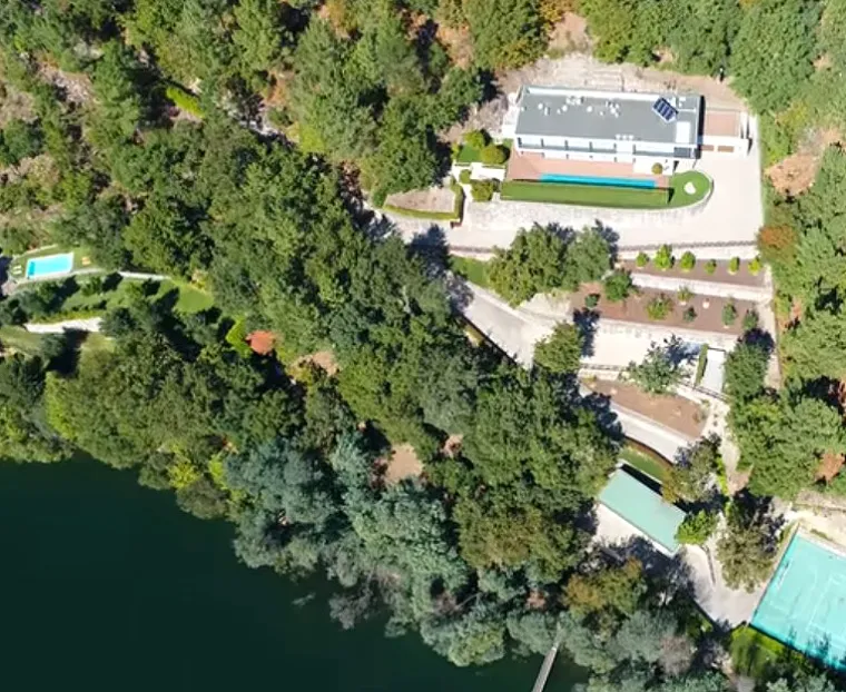 Vila je sakrivena u šumi i nalazi se na obroncima planine jedinog portugalskog nacionalnog parka "Peneda-Geres".