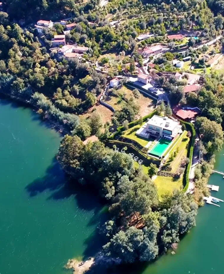 Mansion se proteže na dva kata, ima 800 metara kvadratnih, a čitav posjed proteže se na čak 5000 metara kvadratnih.