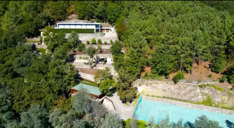 Ronaldova, sad već bivša kuća, locirana je na "tajnom mjestu" i do nje je gotovo nemoguće doći kopnom.
