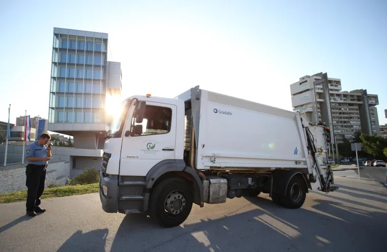 Kamion pun smeća iz Vrgorca dovezli u Split, Pranić prijeti: 'Ako treba, odvest ću ga na Markov trg'