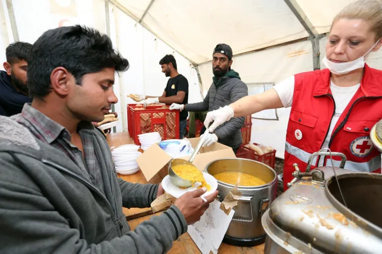 Katastrofalni uvjeti u kampu za migrante kod hrvatske granice: &Scaron;iri se smrad, nema vode, hrane ni liječnika...