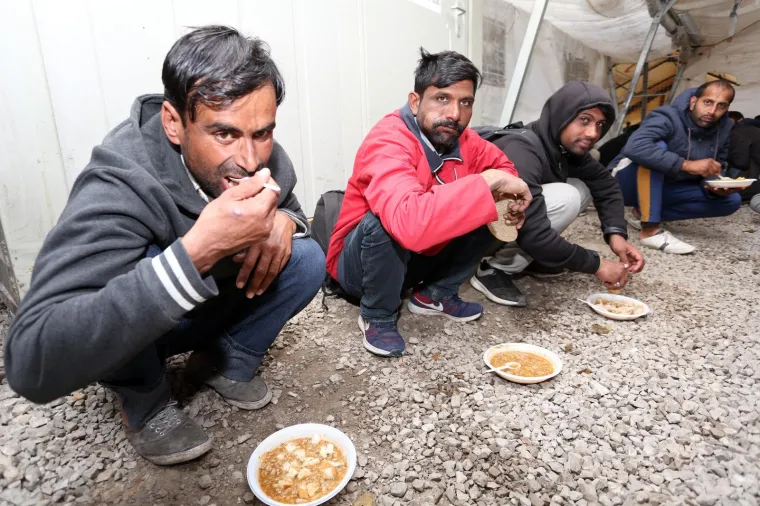 Katastrofalni uvjeti u kampu za migrante kod hrvatske granice: &Scaron;iri se smrad, nema vode, hrane ni liječnika...