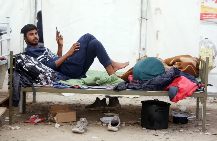 Katastrofalni uvjeti u kampu za migrante kod hrvatske granice: &Scaron;iri se smrad, nema vode, hrane ni liječnika...
