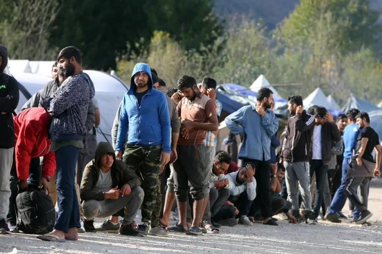 Katastrofalni uvjeti u kampu za migrante kod hrvatske granice: &Scaron;iri se smrad, nema vode, hrane ni liječnika...