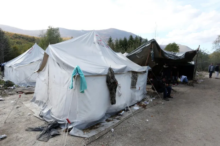 Katastrofalni uvjeti u kampu za migrante kod hrvatske granice: &Scaron;iri se smrad, nema vode, hrane ni liječnika...