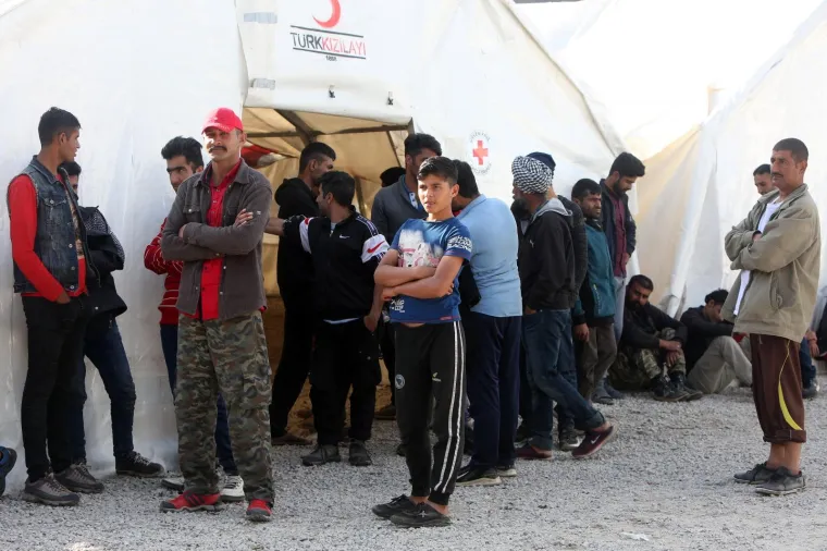 Katastrofalni uvjeti u kampu za migrante kod hrvatske granice: &Scaron;iri se smrad, nema vode, hrane ni liječnika...