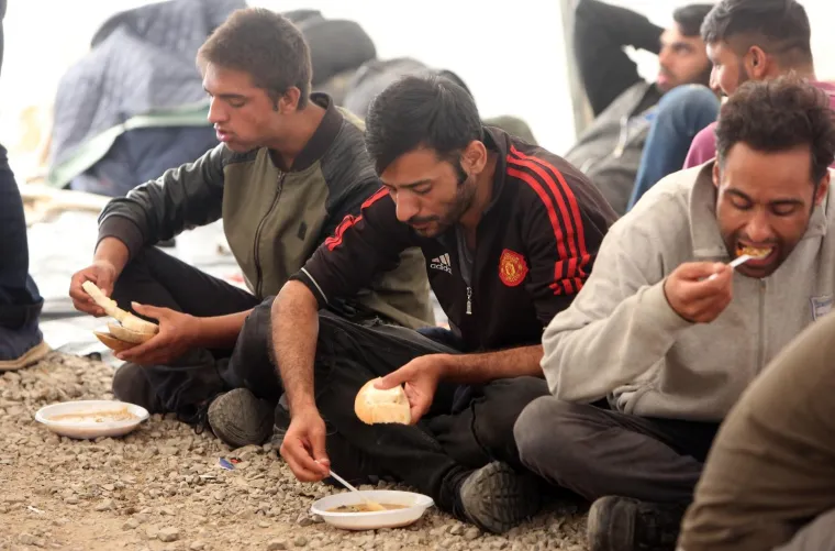 Katastrofalni uvjeti u kampu za migrante kod hrvatske granice: &Scaron;iri se smrad, nema vode, hrane ni liječnika...