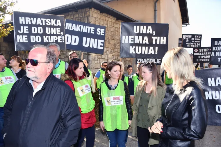 U vrijeme održavanja sjednice Općinskog vijeća u Dvoru na kojoj je Hrvoje Prpić iz Fonda za financiranje razgradnje i zbrinjavanje radioaktivnog otpada trebao obratiti vijećnicima Općinskog vijeća ispred zgrade Općine održan je prosvjed protivnika odlaganja otpada u vojarni Crketovac.