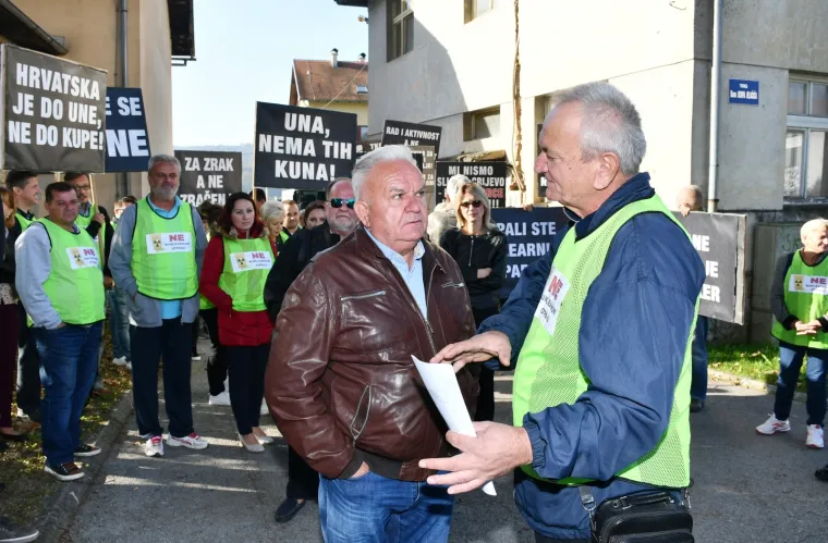 Prosvjednicima se pridružio i gradonačelnik Petrinje Darinko Dumbović koji je rekao da je ovo područje izgubilo svaku šansu bude li na njemu odlagališta.