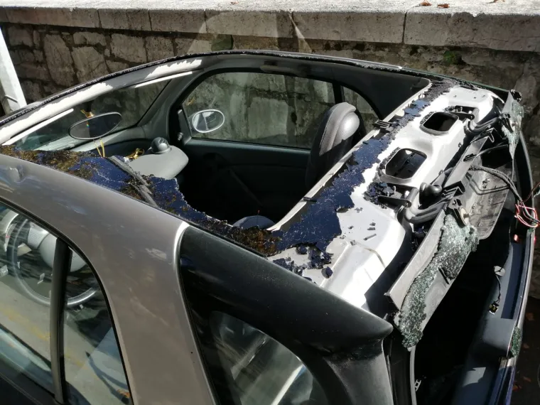 'Pauk' htio dići auto, a onda je sve sličilo na crtić 'A je to': Smart su demolirali - ostao je bez stakla, krova..