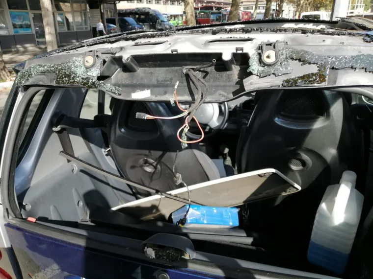 'Pauk' htio dići auto, a onda je sve sličilo na crtić 'A je to': Smart su demolirali - ostao je bez stakla, krova..