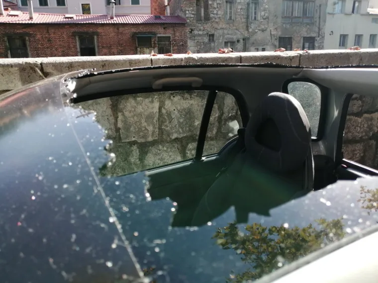 'Pauk' htio dići auto, a onda je sve sličilo na crtić 'A je to': Smart su demolirali - ostao je bez stakla, krova..