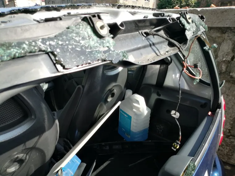 'Pauk' htio dići auto, a onda je sve sličilo na crtić 'A je to': Smart su demolirali - ostao je bez stakla, krova..