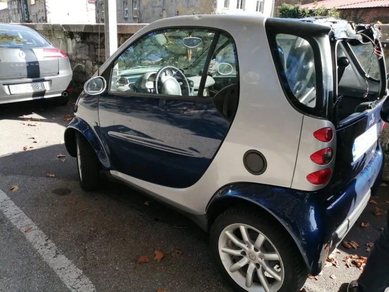 'Pauk' htio dići auto, a onda je sve sličilo na crtić 'A je to': Smart su demolirali - ostao je bez stakla, krova..