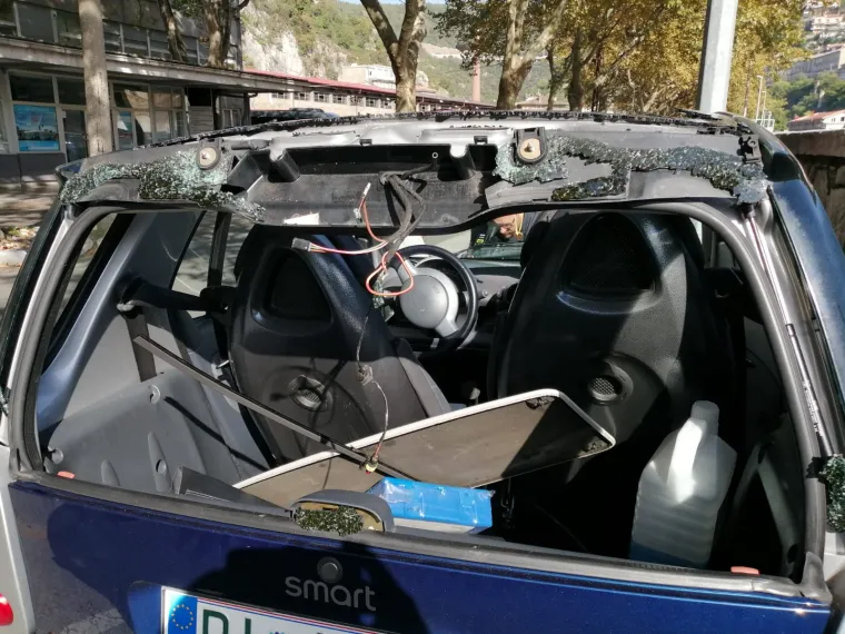 'Pauk' htio dići auto, a onda je sve sličilo na crtić 'A je to': Smart su demolirali - ostao je bez stakla, krova..