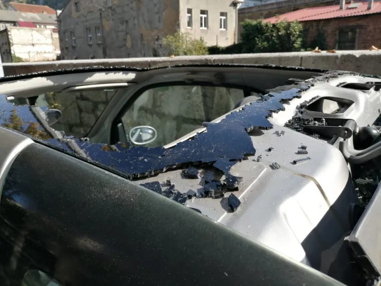 'Pauk' htio dići auto, a onda je sve sličilo na crtić 'A je to': Smart su demolirali - ostao je bez stakla, krova..