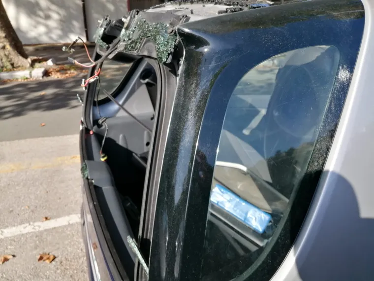 'Pauk' htio dići auto, a onda je sve sličilo na crtić 'A je to': Smart su demolirali - ostao je bez stakla, krova..