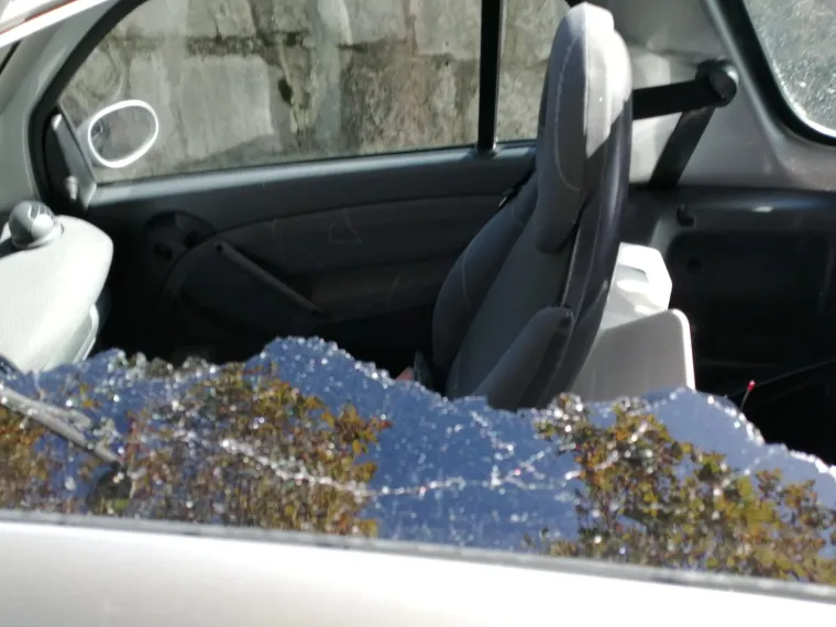 'Pauk' htio dići auto, a onda je sve sličilo na crtić 'A je to': Smart su demolirali - ostao je bez stakla, krova..