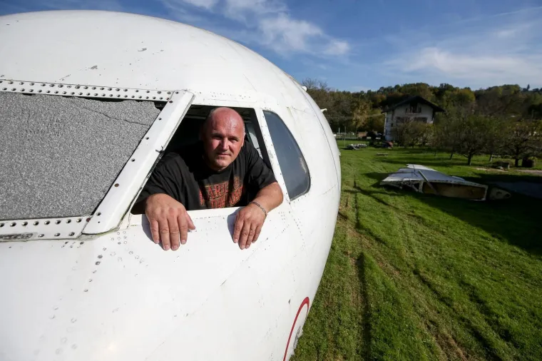 Neobičan prizor u Zagorju - u dvori&scaron;te 'parkirao' avion: 'Uredit ću ga i iznajmljivati za zabave'