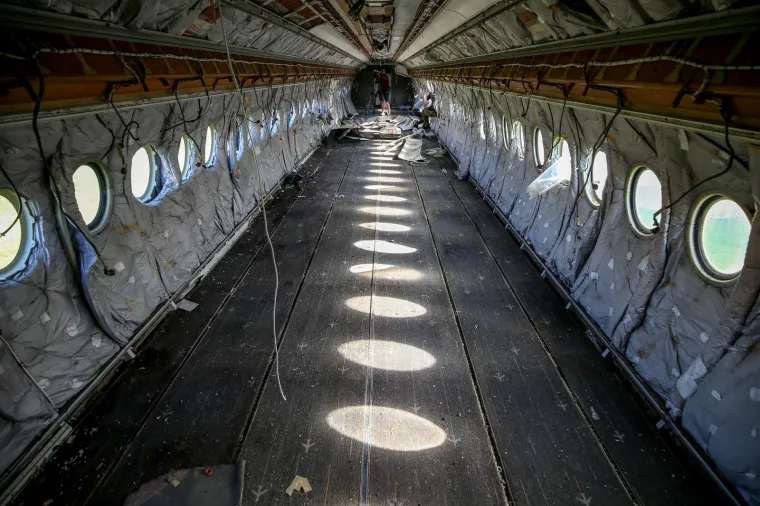 Neobičan prizor u Zagorju - u dvori&scaron;te 'parkirao' avion: 'Uredit ću ga i iznajmljivati za zabave'